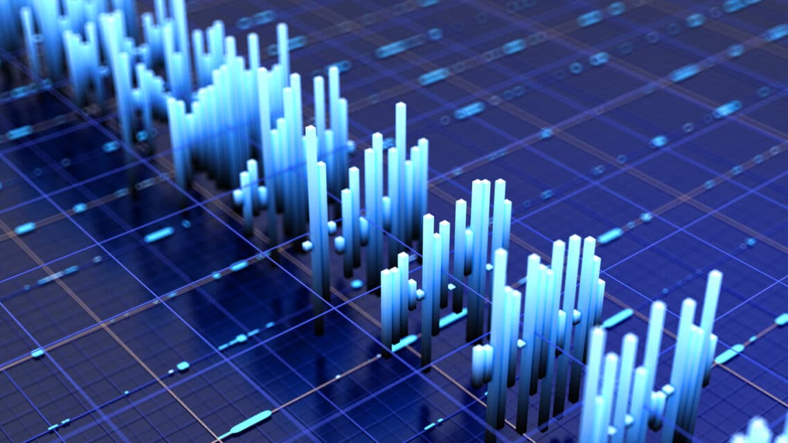 Hombre de negocios que sostiene una tableta y muestra un holograma virtual creciente de estadísticas, gráficos y tablas con una flecha hacia arriba sobre fondo oscuro. Concepto de crecimiento, planificación y estrategia empresarial.