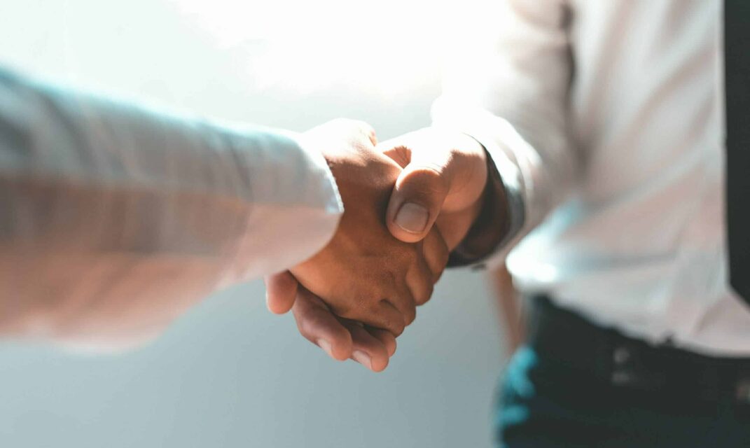 Des hommes et des femmes négocient pour féliciter une entreprise prospère, concept de mains tremblantes.
