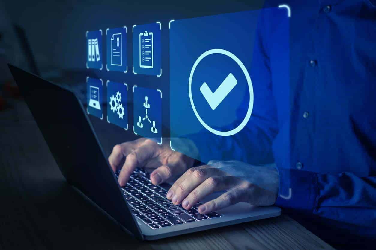 Qualitätsmanagement mit Qa (Sicherung), Qc (Kontrolle) und Verbesserung. Standardisierung und Zertifizierungskonzept. Einhaltung von Vorschriften und Normen. Manager oder Prüfer arbeiten am Computer.