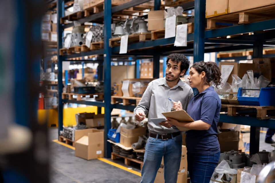 Technologie futuriste entrepôt de vente au détail : Un travailleur effectue des inventaires lorsque le processus de numérisation analyse des marchandises, des boîtes en carton, des produits avec livraison Infographie sur la logistique, le centre de distribution