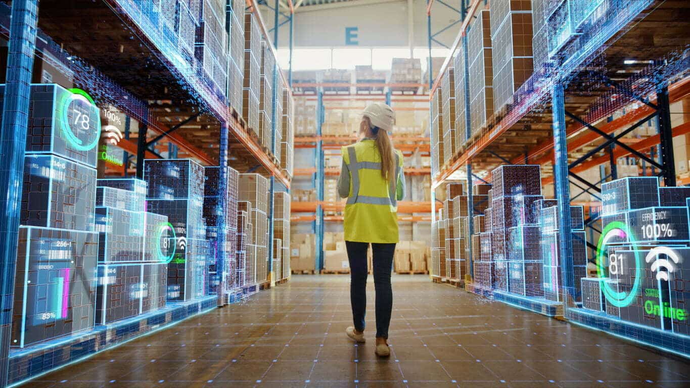 Futuristische Technologie Einzelhandelslager: Arbeiter macht Inventur, wenn Digitalisierungsprozess Waren, Kartons, Produkte mit Lieferinfografiken in Logistik, Distributionszentrum analysiert