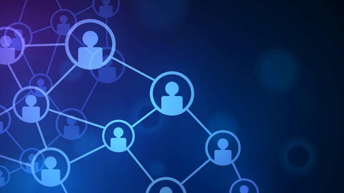 globo que muestra pantallas con artículos e información sobre cómo conocer mejor a sus clientes