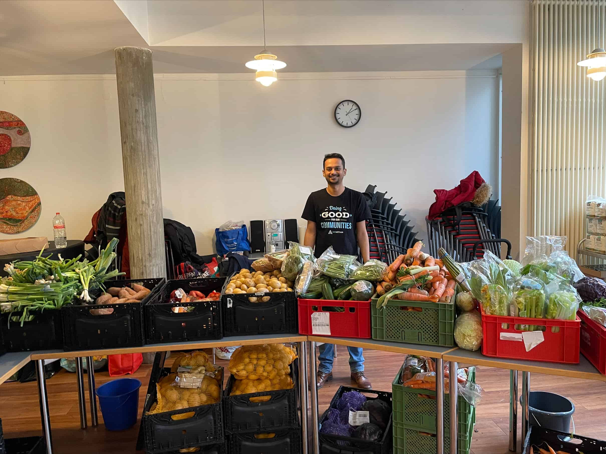 Jeevans Tafeltag surrounded by food at a food bank