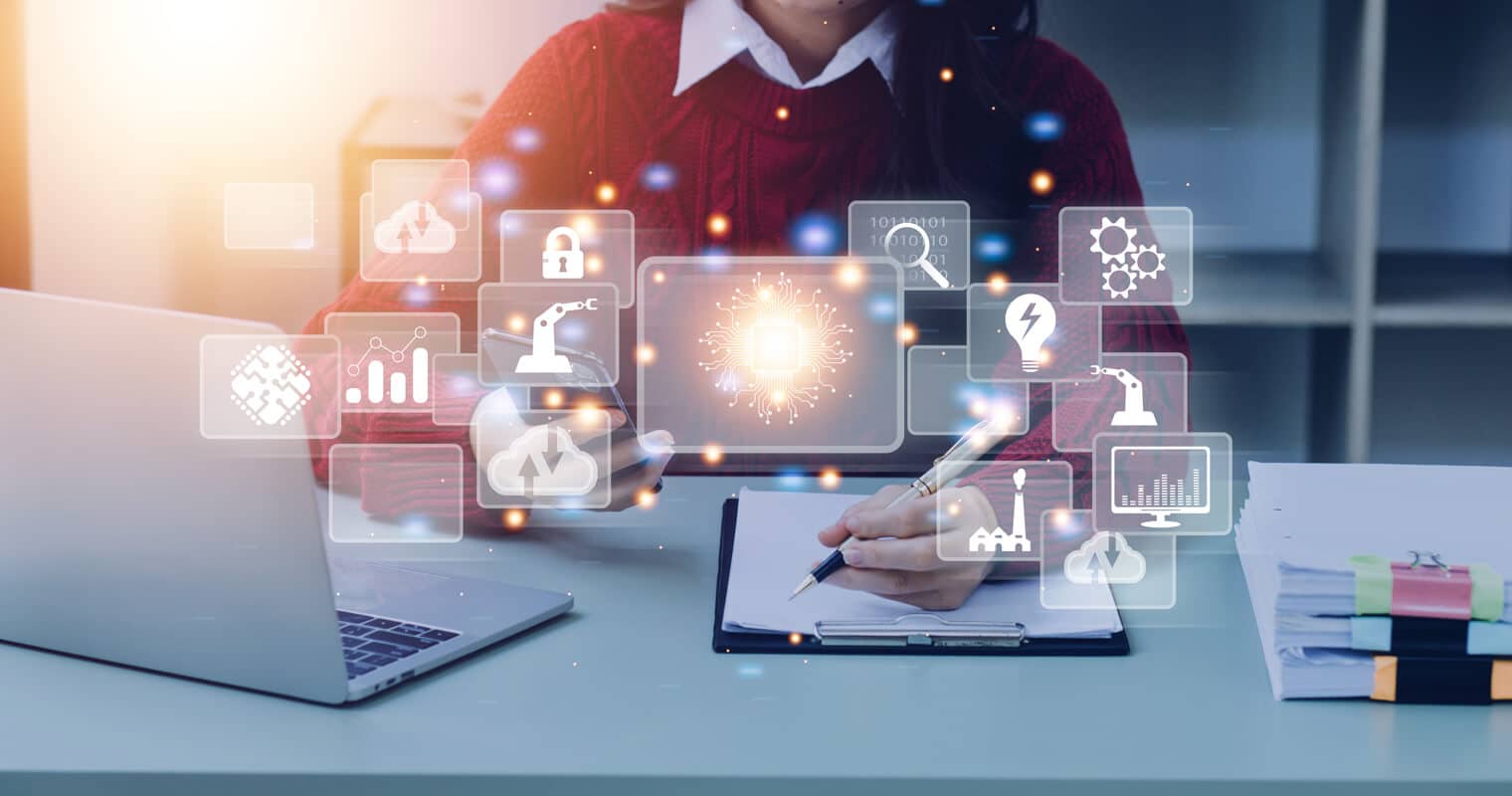 Konzeptionsbild der digitalen Transformation in der Wirtschaft, das Hände zeigt, die mit einer futuristischen Schnittstelle für die Datenverarbeitung interagieren