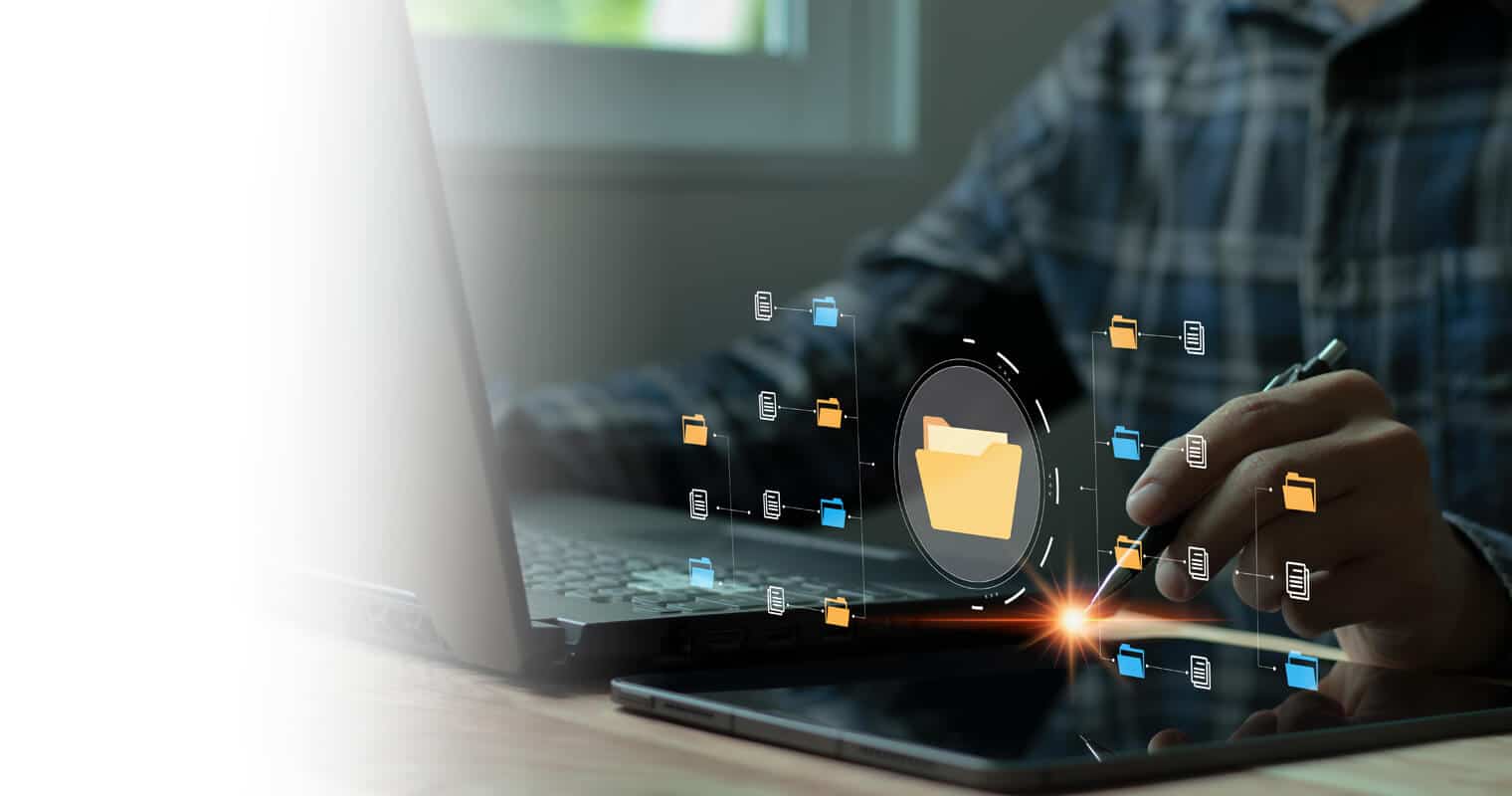 Geschäftsmann am Laptop, der eine Online-Dokumentendatenbank verwaltet, die ein robustes transaktionales Datenbanksystem für die digitale Datenspeicherung symbolisiert.