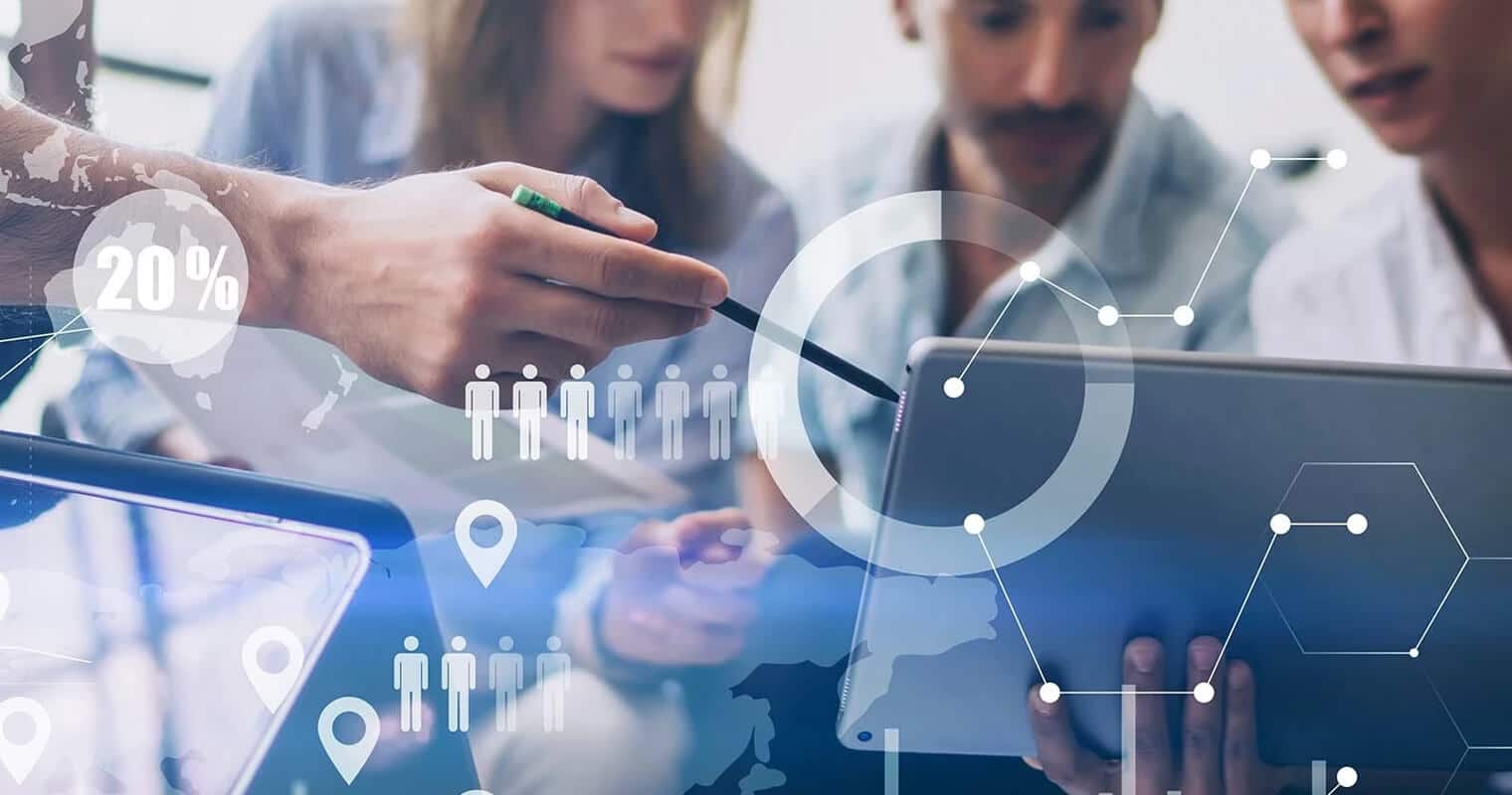 Groupe de personnes travaillant ensemble, utilisant une plateforme de gestion des données .