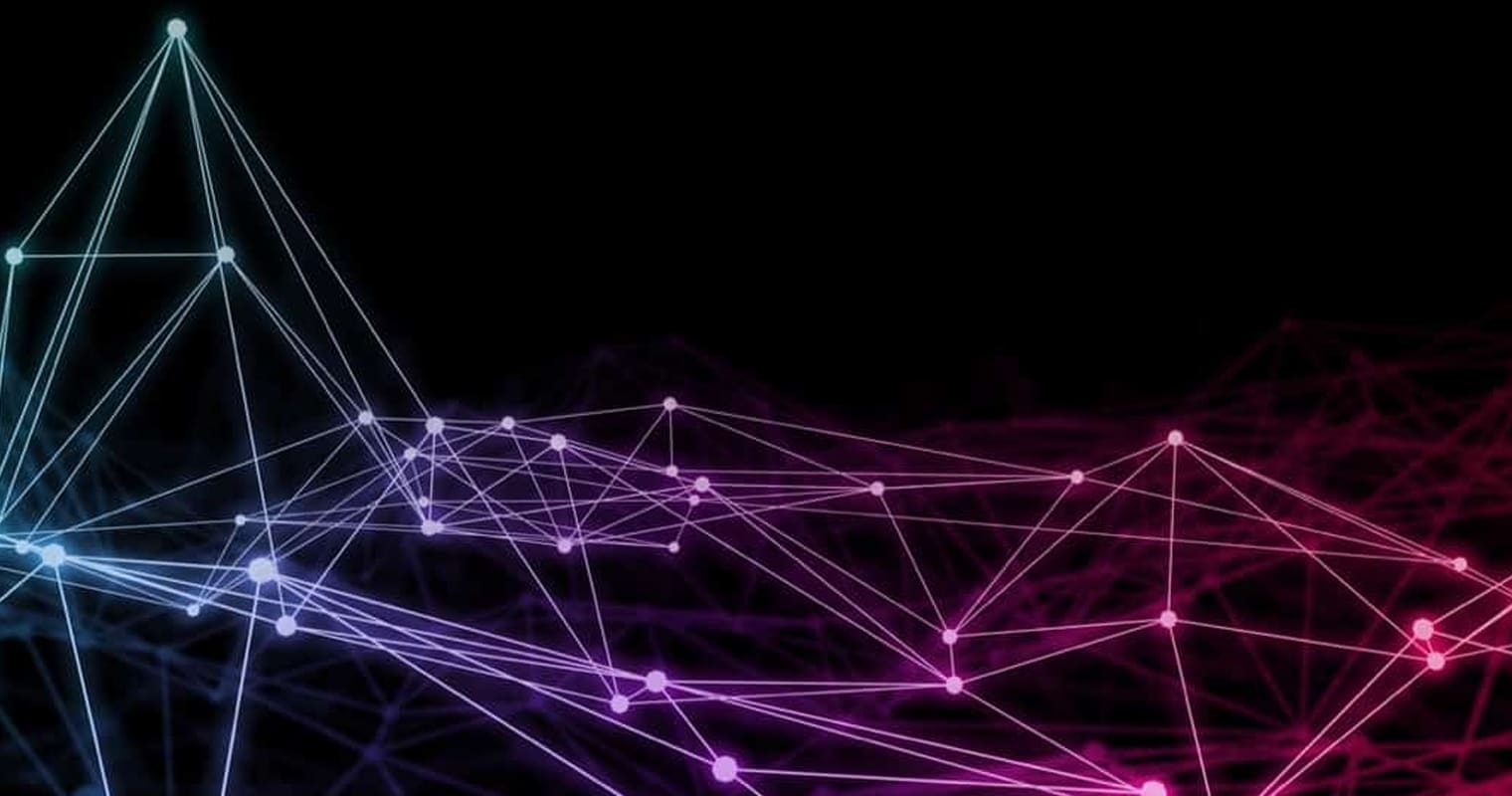 Eine Pyramide aus miteinander verbundenen Linien und Punkten leuchtet auf einem schwarzen Hintergrund und visualisiert die Struktur eines semantischen Datenmodells.
