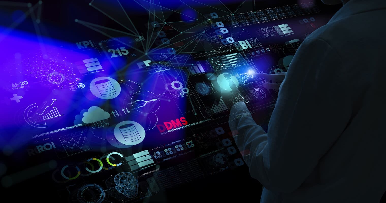 Eine Person, die mit einer fortschrittlichen virtuellen Schnittstelle interagiert, auf der verschiedene Icons, Symbole und Diagramme für Datenmanagement und Analysen angezeigt werden.