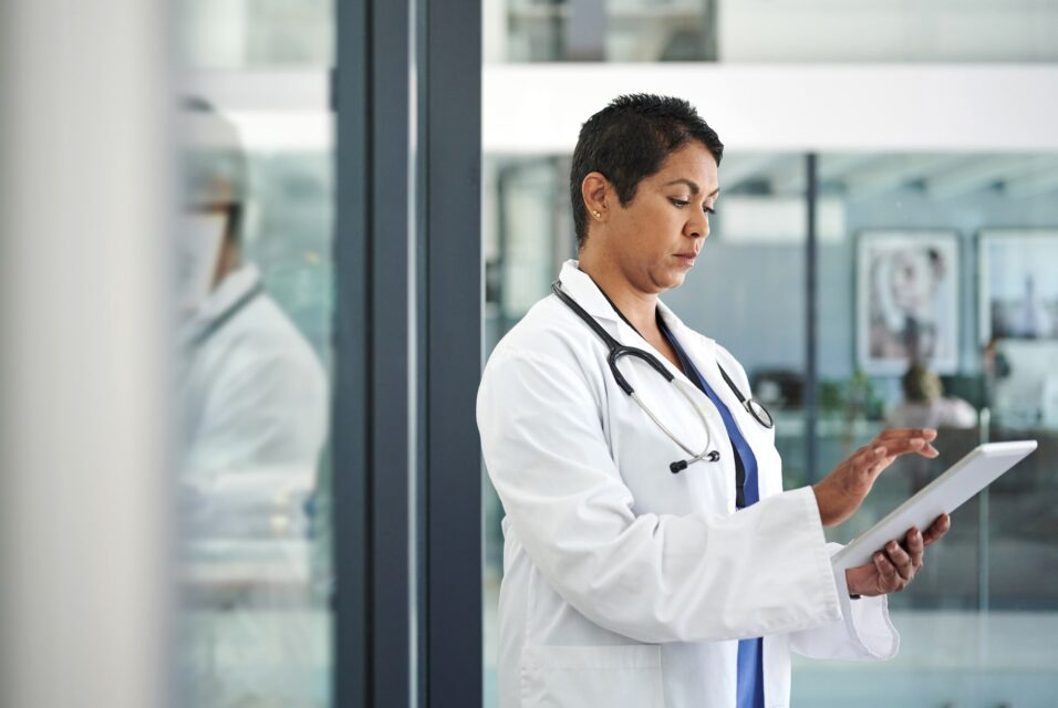 Médecin consultant des données sur une tablette
