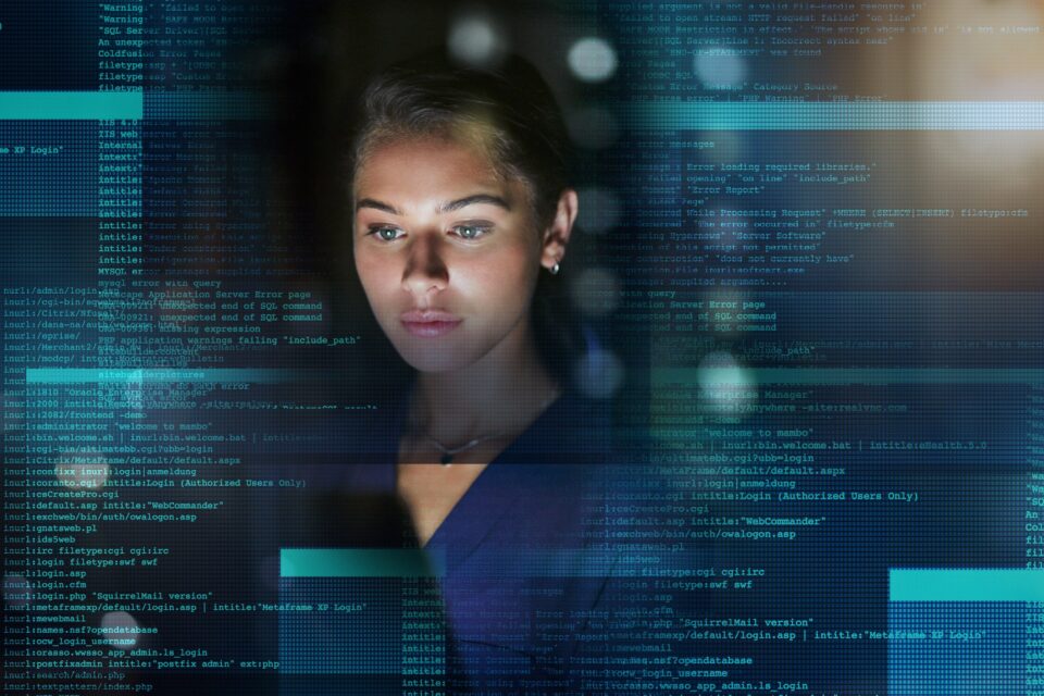 Professionelle Analyse von Code und Datensystemen am Bildschirm, die GDPR-Compliance, Data Governance und sichere Datenmanagement darstellen.