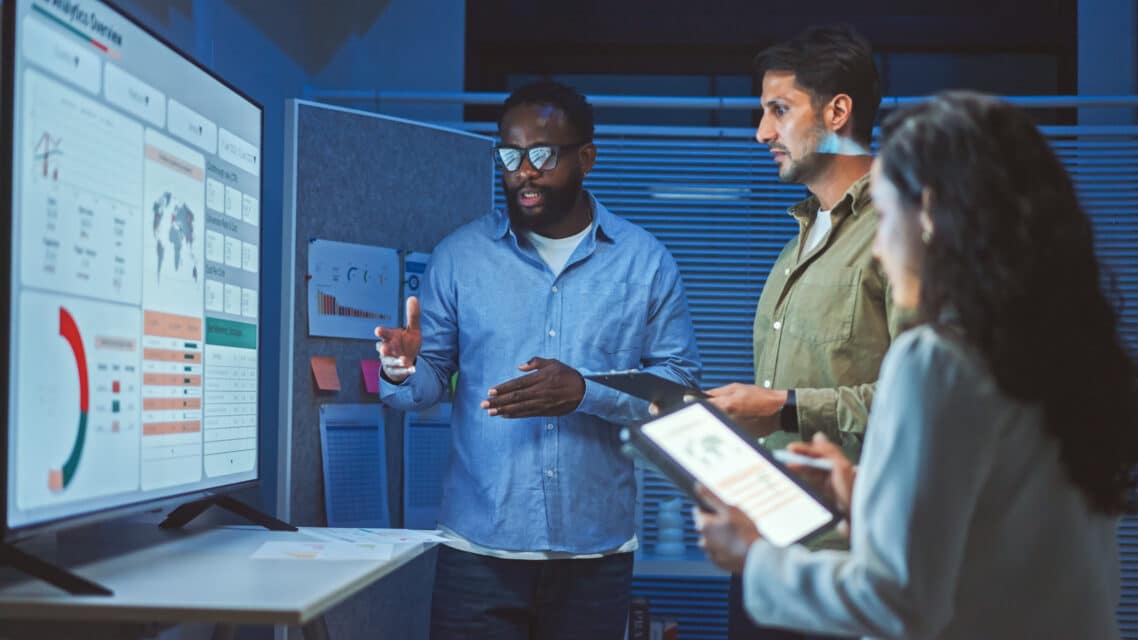 tres personas hablan de gráficos de conocimiento