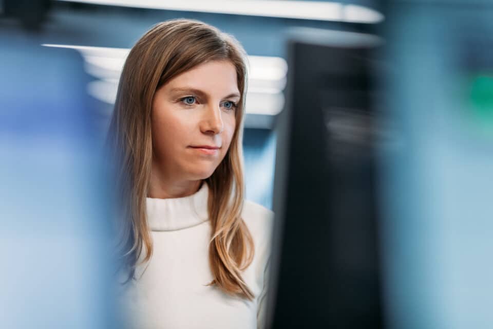 Frau beherrscht Data Governance