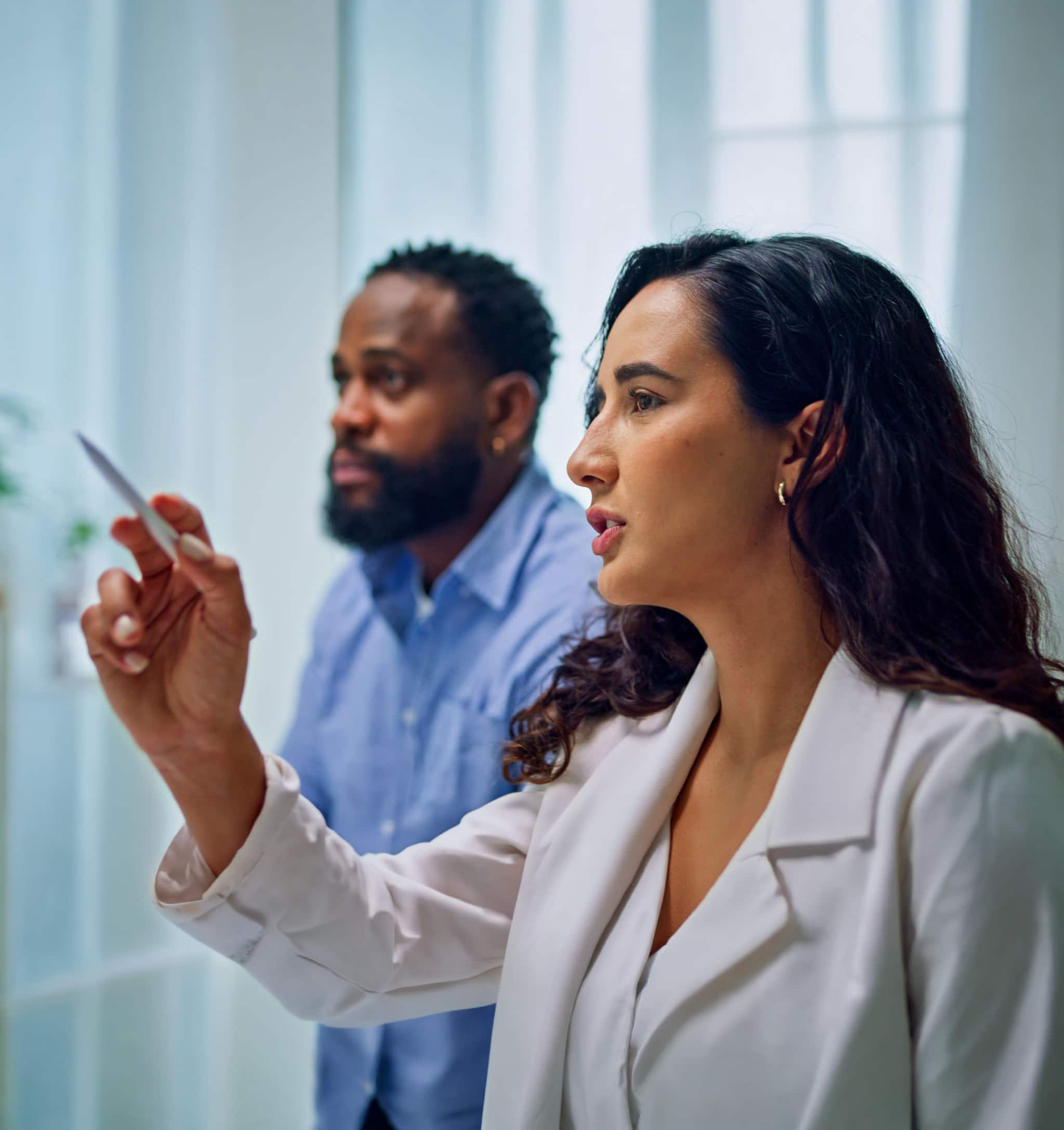 Kollegen, die über KI-Analysten im Marketing sprechen